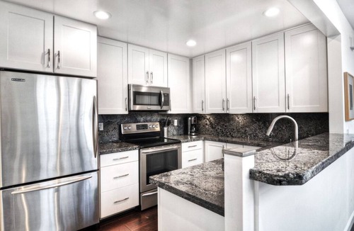 Del Mar Condo | Steps to the Beach, Park, Shops & Restaurants At 18th St DEL MAR BEACH COLONY