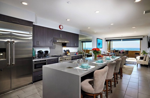 Townsite Condo | Steps to the Sand | Modern Oceanfront Condo, A/C, Dog-Friendly, Walk to Pier