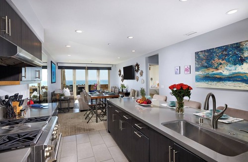 Townsite Condo | Steps to the Sand | Modern Oceanfront Condo, A/C, Dog-Friendly, Walk to Pier