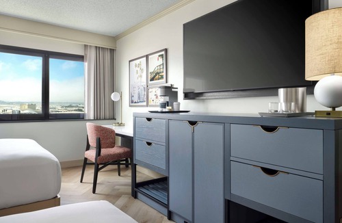 Los Angeles Hotel | Streamlined LAX Base | Shuttle + Gym + Work Lounge Comforts, Onsite Pool!