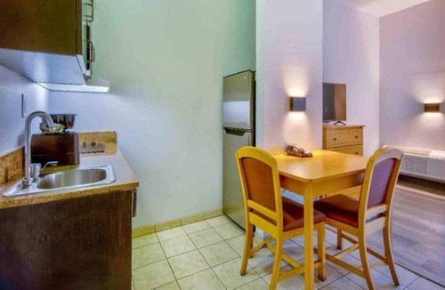 Oildale Hotel | Studio 6 Bakersfield 1 Queen Bed | Mobil