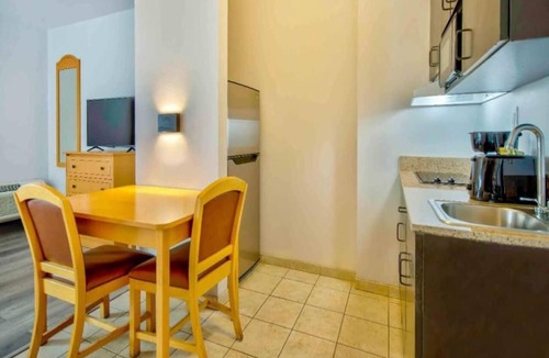 Oildale Hotel | Studio 6 Bakersfield 1 Queen Bed | Smoki