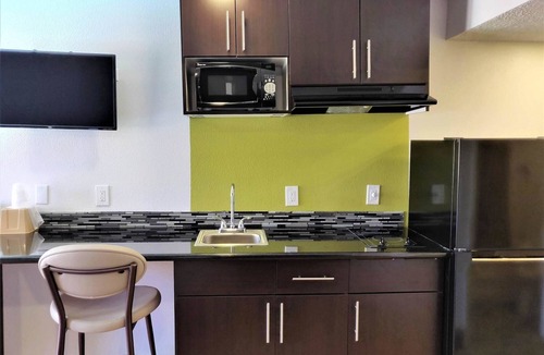 Raisin Hotel | Studio 6 Fresno, CA - Extended Stay