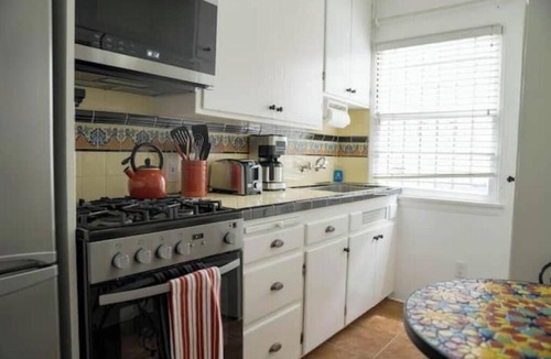 North of Wilshire Apartment | Studio Garden Retreat near everything - B