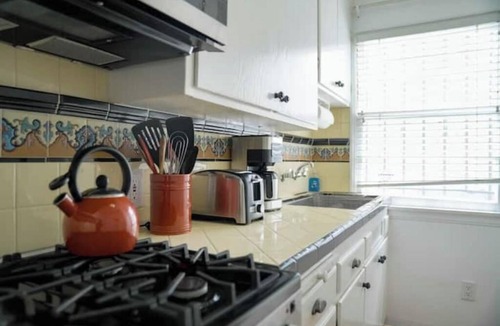 North of Wilshire Apartment | Studio Garden Retreat near everything - B