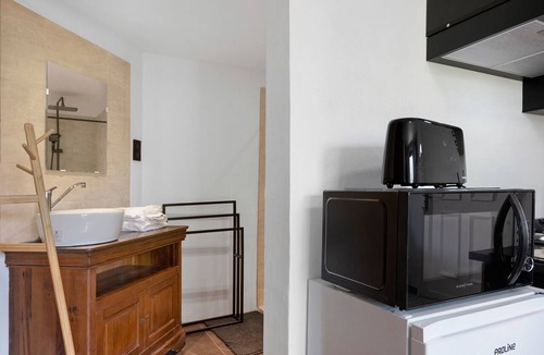 Pont-Saint-Esprit Apartment | Studio "Les Iris" with Shared Terrace, Communal Garden, and Wi-Fi