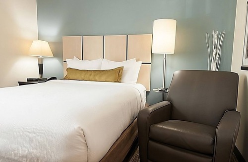 Anaheim Resort Hotel | Studio Stay w/Full Kitchen & Easy Access to Disneyland Resort & Grove Dining