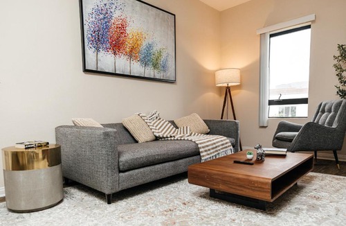 Miracle Mile Apartment | Stunning 2 bedroom near by The Grove
