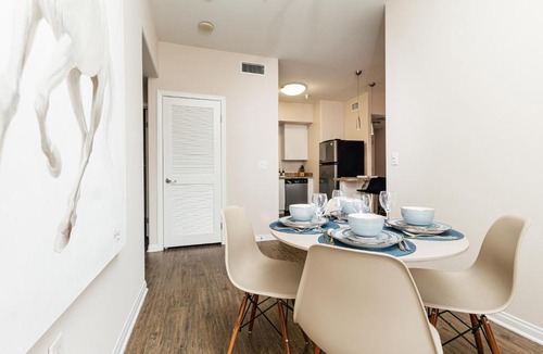 Miracle Mile Apartment | Stunning 2 bedroom near by The Grove