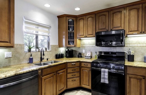 Yucca Valley Cottage | Stunning Cottage with Hot-tub and Fireplace in Yucca Valley, California