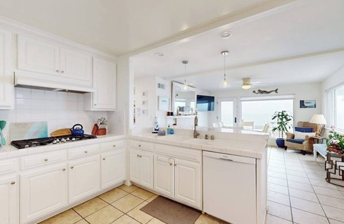 Mussel Shoals House | Stunning oceanfront view in every room, steps to beach, 15 mins to Santa Barbara
