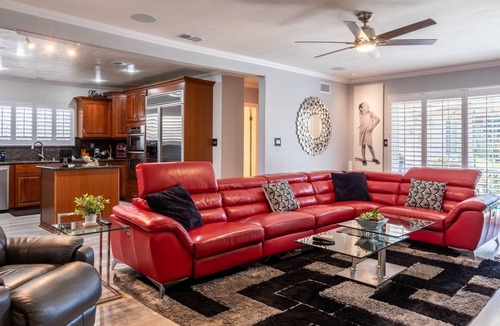 Ladera Heights House | Stunning, Pvt Lux Home-Modern Vibe-King Bed, Jacuzzi, Fire Pit, BBQ, Much More!