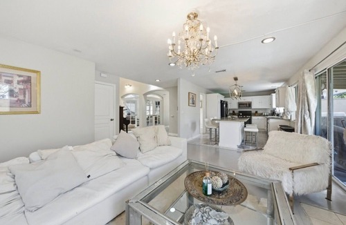 Lomita House | Stunning villa mins to beaches