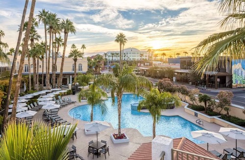 Downtown Resort | Stylish 1 King Room at Crowne Plaza Phoenix! | Free Parking and Gym Access!