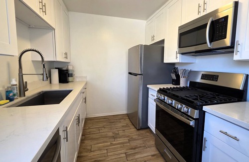 Beverly Hills Apartment | Stylish 2 bedroom + loft with rooftop patio and views near Beverly Hills