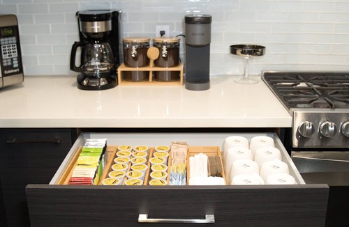 Panorama City House | Stylish 3BR/2BA + King Bed + Fire Pit + BBQ + Lux Kitchen + 15 min Universal