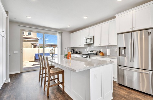 Ontario House | Stylish 4-Bedroom Home｜Peaceful Patio｜Pet-Friendly｜Perfect for Relocation #41414