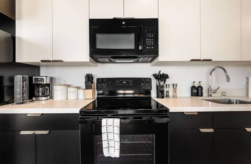 Little Tokyo Apartment | Stylish Art District Retreat | Walk to little Tokyo
