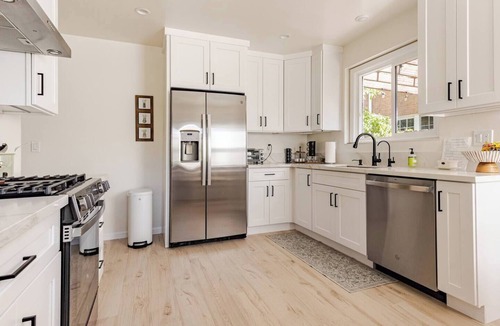 Downtown Apartment | Stylish Getaway Glendale!