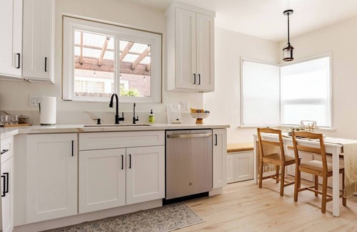 Downtown Apartment | Stylish Getaway Glendale!