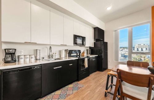 Little Tokyo Apartment | Stylish Haven with Scenic DTLA Views & Parking - Walking to Little Tokyo
