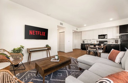 Little Tokyo Apartment | Stylish Haven with Scenic DTLA Views & Parking - Walking to Little Tokyo