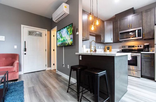 University Heights Apartment | Stylish King Suite Steps to Dining & Parks