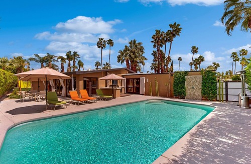 Vista Las Palmas House | Stylish Mid-century gem near downtown with pool, hot tub, fire table & WiFi