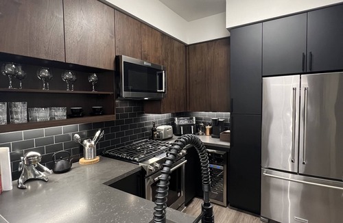 Carthay Circle Apartment | Stylish Miracle Mile Studio