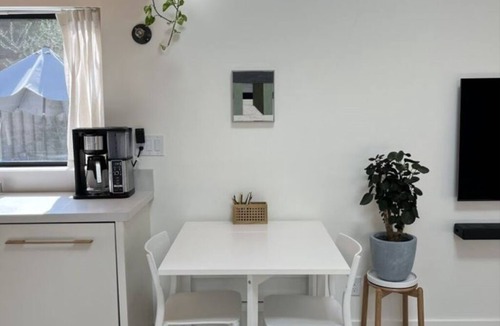 Eagle Rock Apartment | Stylish & Serene Eagle Rock Casita