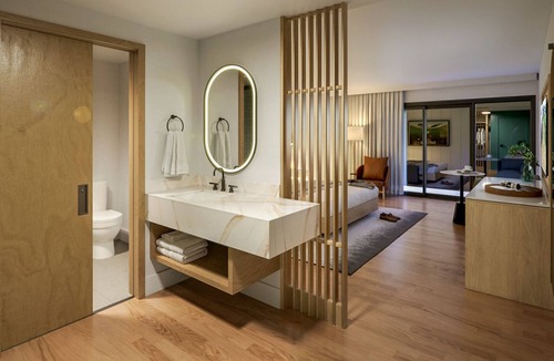 Rancho Santa Fe Hotel | Stylish Suite and Enjoy the Hot Tub, Racquet Sports & Clubhouse Experience