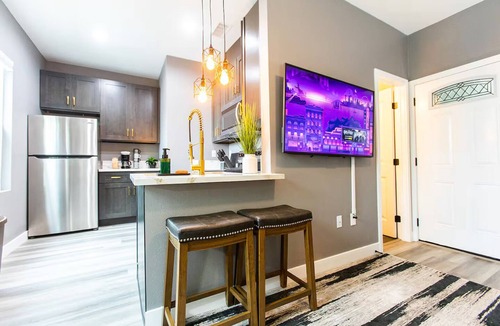 University Heights Apartment | Stylish Urban Retreat – University Heights