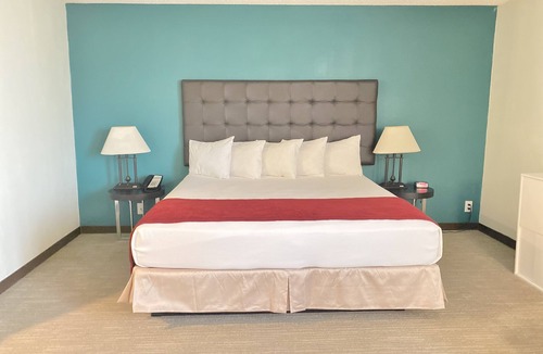 Torrance Hotel | Suite with free parking near Manhattan Beach, LAX access & South Bay dining