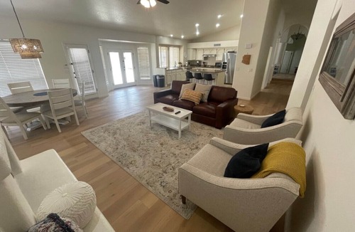 Glendale House | Summer in the Sunshine! Large yard, salt water pool-spa, billiards-ping pong