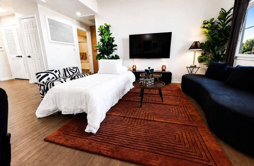 Sherman Oaks Hotel | Sun-Drenched Hideaway w/Dual Balcony, Pool, & Gym