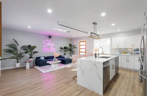 South of Conant House | Sun-drenched Oasis| Heated Pool| Movie Theatre