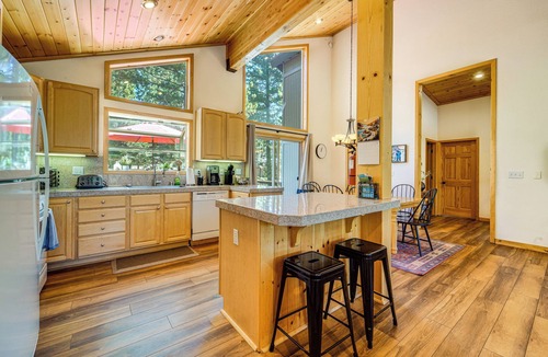 Truckee Cabin | Sunny Cabin: 1 Mi to Tahoe Donner Resort!