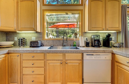 Truckee Cabin | Sunny Cabin: 1 Mi to Tahoe Donner Resort!