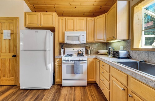 Truckee Cabin | Sunny Cabin: 1 Mi to Tahoe Donner Resort!