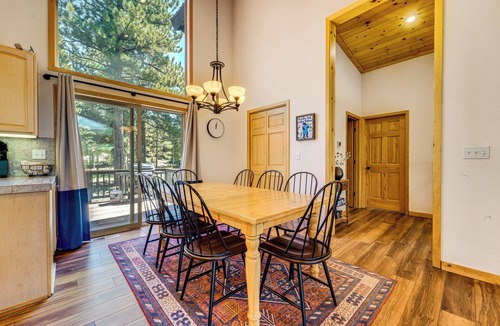 Truckee Cabin | Sunny Cabin: 1 Mi to Tahoe Donner Resort!