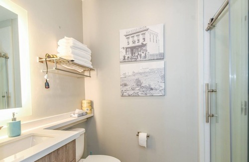 Midway District House | Sunny Downtown Apt. Walk to All. Parking/HBO/WiFi2