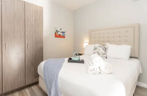 Midway District House | Sunny Downtown Apt. Walk to All. Parking/HBO/WiFi2