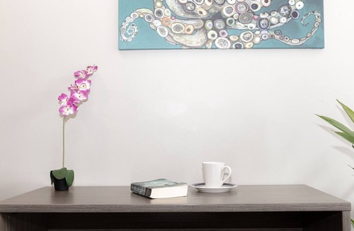 Midway District House | Sunny Studio Near All! 💜 of Restaurant Row w/HBO