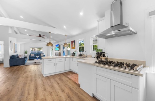 Ocean Beach House | Sunny Surf Shack Backyard-Pet friendly-Steps2Beach
