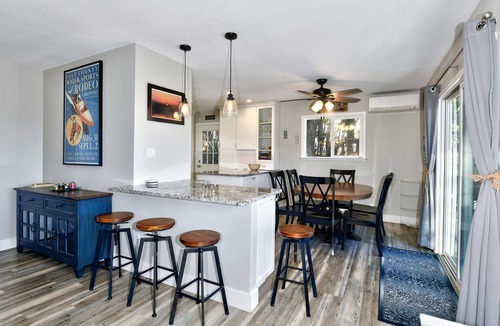 Lower Lake House | Sunrise Lake Escape - -Beautiful Lakefront with Dock Paddleboards and Kayaks!