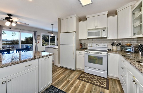 Lower Lake House | Sunrise Lake Escape - -Beautiful Lakefront with Dock Paddleboards and Kayaks!