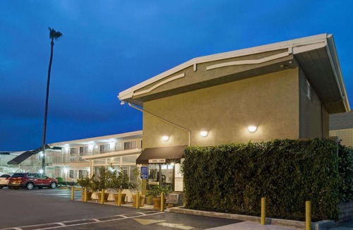 Culver - West Hotel | Super 8 by Wyndham Los Angeles-Culver City Area