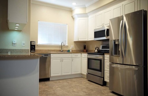 Santa Clara Apartment | SUPER BOWL 7 MINUTES AWAY - LEVI'S STADIUM -Great Location. Lux Complex-TESLA Charging