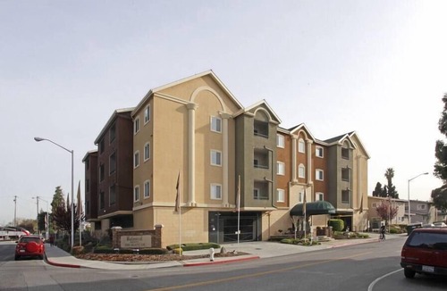 Santa Clara Apartment | SUPER BOWL 7 MINUTES AWAY - LEVI'S STADIUM -Great Location. Lux Complex-TESLA Charging
