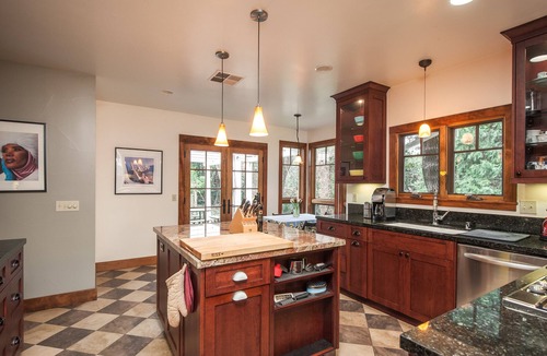 Arden Park Vista House | Superb Music Themed Bungalow Close to Everything Ideal Executive or Family Stay